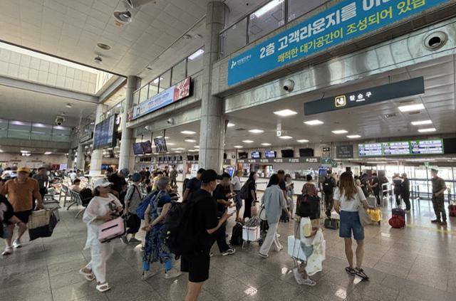 10일 중구 인천연안여객터미널에서 섬 주민과 관광객이 여객선을 타기 위해 이동하고 있다. 이환직 기자