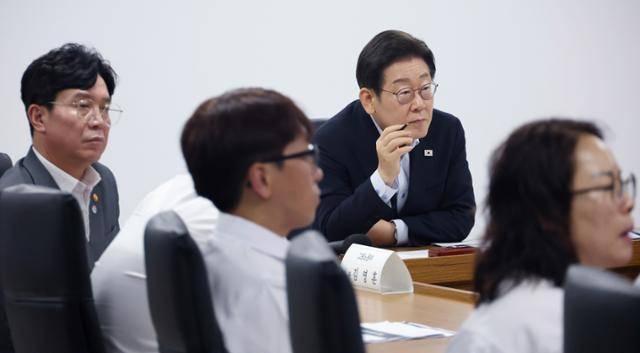 이재명 대통령이 지난달 25일 경기 시흥시 SPC 삼립 시화공장에서 열린 산업재해 근절 현장 노사간담회에서 SPC 삼립, CJ 푸드빌, 크라운제과 등 기업의 브리핑 내용을 경청하고 있다. 왕태석 선임기자