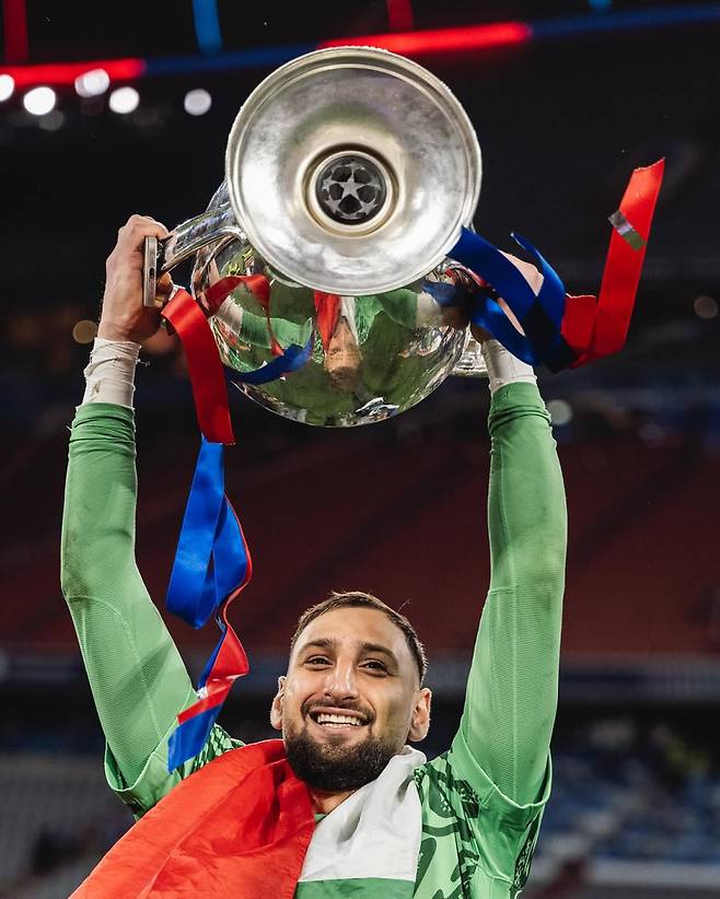 이번 여름 PSG를 떠날 것으로 보이는 골키퍼 돈나룸마. 사진=돈나룸마 SNS