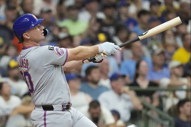 <yonhap photo-1331=""> New York Mets' Pete Alonso hits a solo home run during the second inning of a baseball game against the Milwaukee Brewers, Saturday, Aug. 9, 2025, in Milwaukee. (AP Photo/Aaron Gash)/2025-08-10 08:50:22/ <저작권자 ⓒ 1980-2025 ㈜연합뉴스. 무단 전재 재배포 금지, AI 학습 및 활용 금지></yonhap>