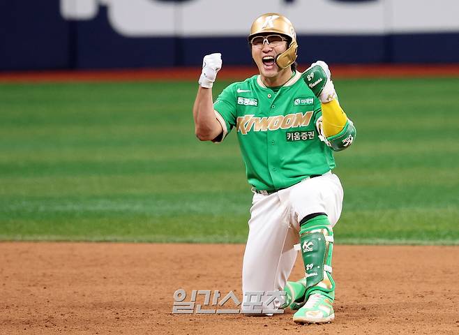 2025 KBO리그 프로야구 키움히어로즈와 두산베어스의 경기가 10일 오후 서울 고척스카이돔에서 열렸다. 9회말 1사 1,2루 끝내기 안타를 친 임지열이 환호하고 있다. 고척=김민규 기자 mgkim1@edaily.co.kr /2025.08.10/