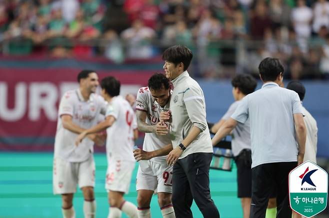 10일 대전월드컵경기장에서 열린 대전과 수원FC의 하나은행 K리그1 2025 25라운드. 수원FC 루안의 역전 골 뒤 포옹하는 김은중 감독. 사진=프로축구연맹