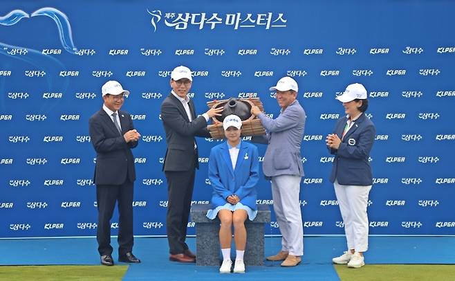 10일 ‘제12회 제주삼다수 마스터스’에서 우승한 고지원 선수가 시상식에서 물허벅 세레모니를 하고 있다. (왼쪽부터 민규영 사이프러스 골프 앤 리조트 대표, 백경훈 제주자치도개발공사 사장, 고지원 선수, 최환원 광동제약 전무, 김순희 KLPGA 수석 부회장)