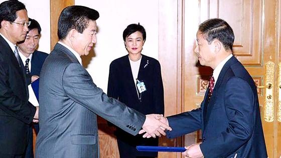 2003년 4월 3일 노무현 대통령이 청와대에서 송광수 검찰총장에게 임명장을 수여한 뒤 악수하고 있다. 가운데는 강금실 전 법무장관. 노무현 사료관