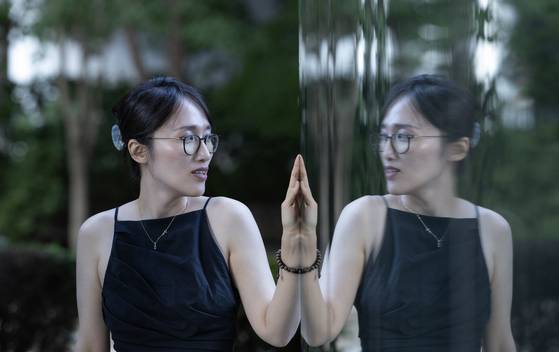 아이돌을 향한 팬의 사랑을 관찰해 소설로 녹여내는 이희주는 ‘사랑’이라는 감정을 이상(理想)적으로만 바라보지 않는다. 욕망, 침범 등의 단어로 표현되는 사랑의 이면을 과감하게 다룬다. 권혁재 사진전문기자