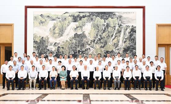 지난 3일 중국 허베이성 베이다이허 휴양지에서 차이치 중국공산당 중앙정치국 상무위원이 60명의 전문가와 기념사진을 찍고 있다. 올해는 역사가와 달탐사 책임자가 상석을 차지했다. 신화=연합뉴스