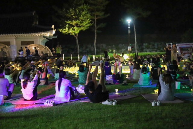▲ 지난 9일 홍천 수타사 농촌테마공원에서 열린 ‘별빛 요가’ 행사 참가자들이 요가를 하고 있다. 강원관광재단 제공