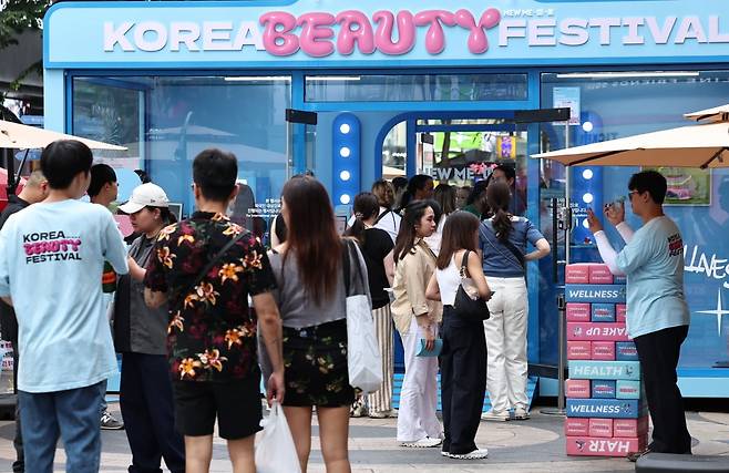 서울 중구 명동을 찾은 외국인 관광객들이 '코리아 뷰티 페스티벌' 부스를 둘러보고 있다.  /사진=뉴스1