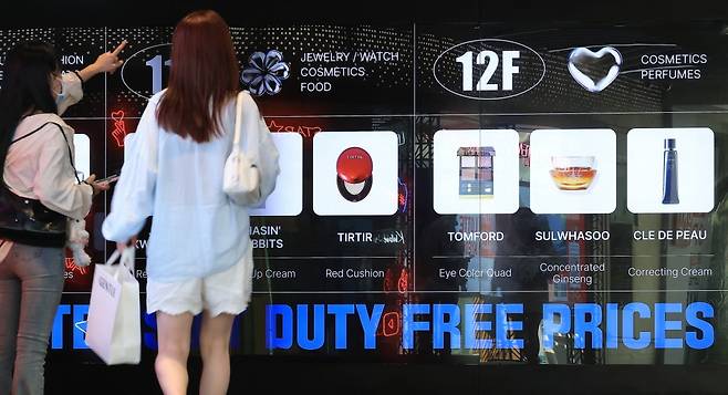 7일 오후 서울 시내 한 면세점을 찾은 관광객 등이 쇼핑을 위해 발걸음을 옮기고 있다.  /사진=뉴스1