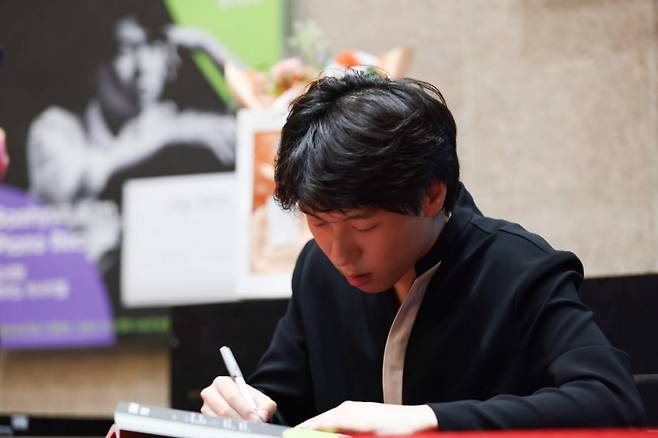 지난 8일 서울 예술의전당에서 피아니스트 김세현이 리사이틀(독주회) 직후 연 사인회에서 사인하고 있다. / 사진제공. 예술의전당.