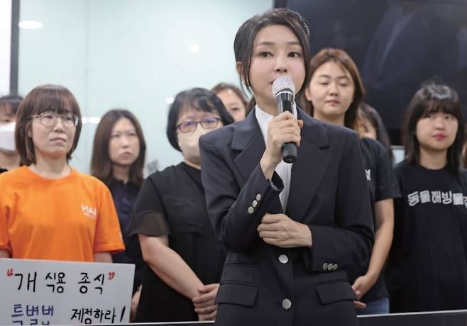 윤석열 전 대통령 배우자 김건희씨가 2003년 8월30일 서울 중구 프레스센터에서 열린 개 식용 종식 촉구 기자회견에 참석해 발언하고 있다. 연합뉴스