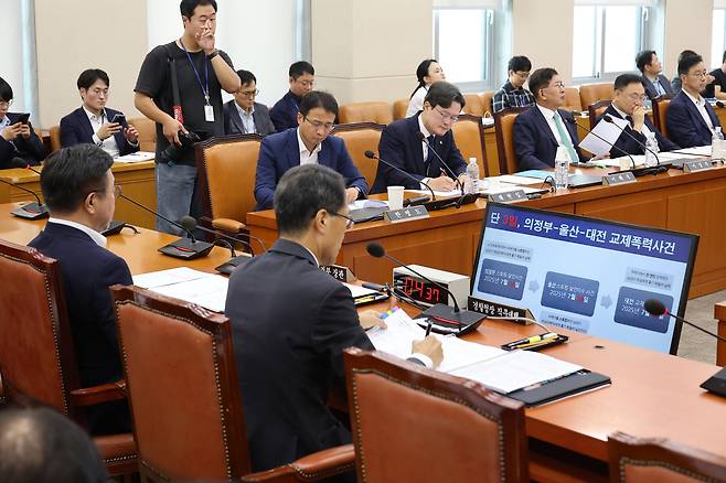 지난 5일 국회 행정안전위원회 전체회의에서 유재성 경찰청장 직무대행이 교제폭력 범죄에 대한 의원들의 질의를 듣고 있다.  연합뉴스