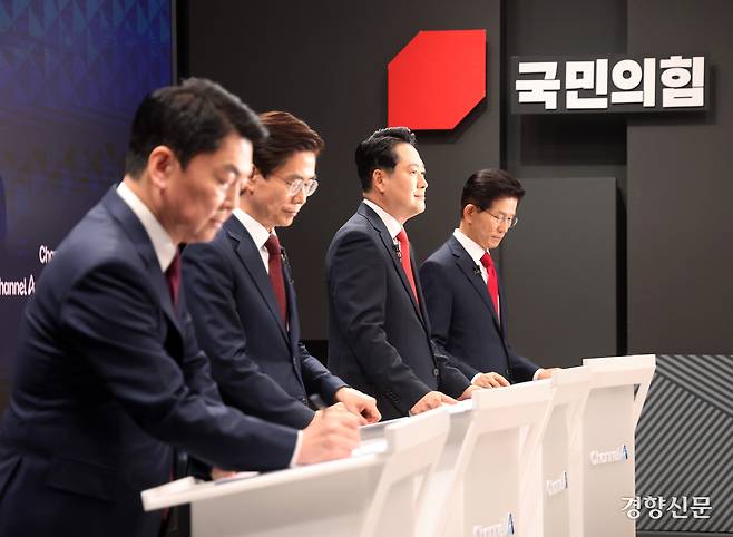 10일 서울 종로구 채널A스튜디오에서 열린 국민의힘 당대표 선거 첫 티비토론에서 안철수(왼쪽부터)·조경태·장동혁·김문수 후보가 토론 준비를 하고 있다. 국회사진기자단