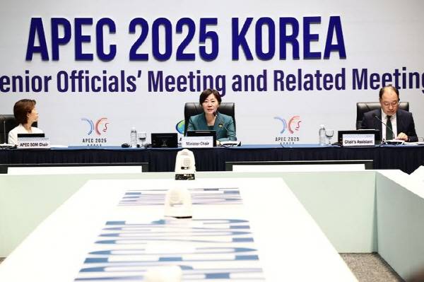송미령 농림축산식품부 장관(가운데)이 10일 인천에서 열린 ‘APEC 식량안보 장관회의’에서 발언하고 있다. 농식품부 제공