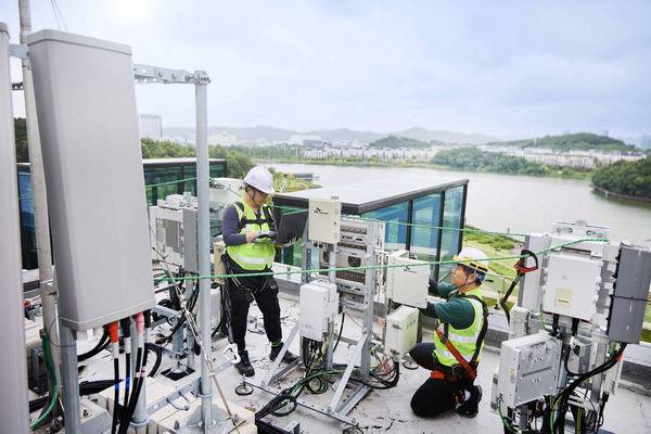 SKT와 SK오앤에스 엔지니어가 통신장비를 점검하고 있다. 연합뉴스