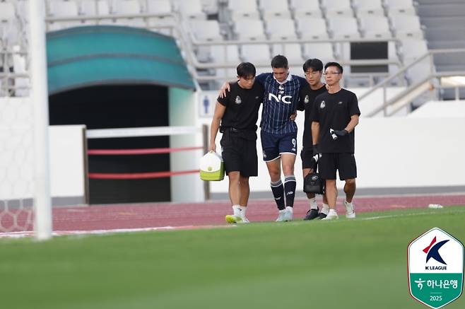 서울 이랜드 FC 아이데일이 10일 오후 7시 목동운동장에서 열린 하나은행 K리그2 2025 24라운드 화성FC전에서 부상을 당해 교체되고 있다. 한국프로축구연맹