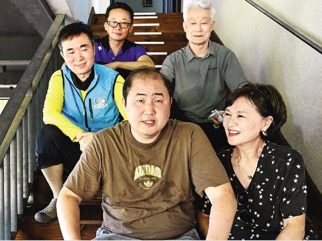 밀알 산행을 다니다 래그랜느에 합류한 임진수(앞줄 왼쪽)씨와 그의 엄마 남진미씨. 뒷줄은 모두 밀알 산행서 자폐성 장애인을 도와 산행하는 봉사자들. 포천=신석현 포토그래퍼