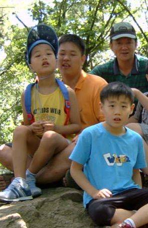 2003년 밀알 산행 당시 청계산에 오른 자폐 장애아들과 자원봉사자 모습. 남 대표 제공