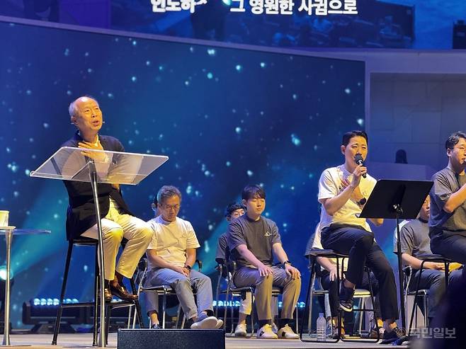 김병삼(왼쪽) 만나교회 목사가 경기도 성남 만나교회 예배당에서 9일