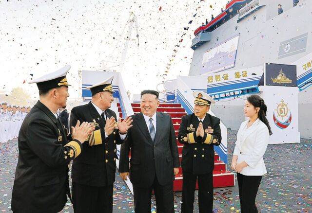 지난 4월 김정은 북한 국무위원장이 딸 김주애와 함께 5000t급 신형 구축함 ‘최현호’ 진수식에 참석한 모습. 연합뉴스