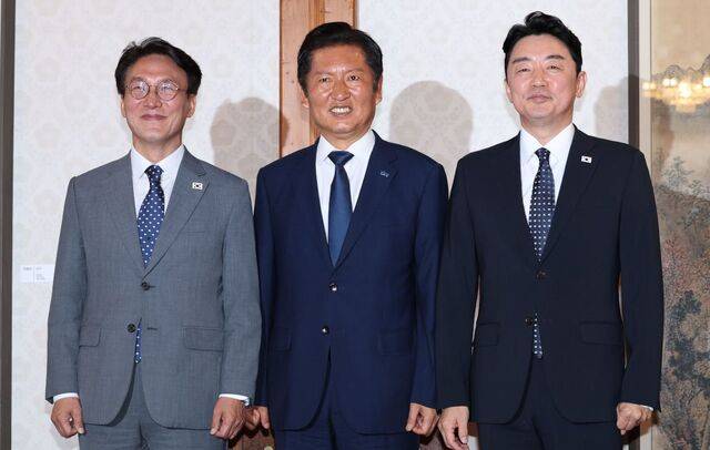 김민석 국무총리와 정청래 더불어민주당 대표, 강훈식 대통령 비서실장이 10일 오후 서울 종로구 삼청동 총리공관에서 열린 고위당정협의회에서 기념촬영을 하고 있다. 최현규 기자