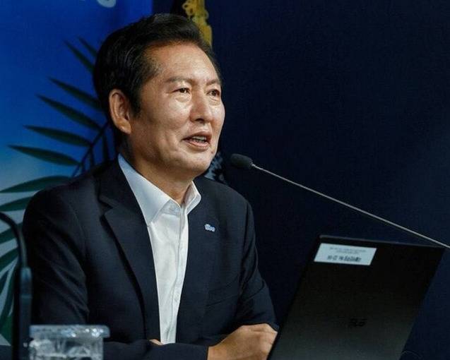더불어민주당 정청래 대표가 8일 서울 영등포구 여의도 중앙당사 당원존에서 '당원주권정당, 당원과의 대화' 행사를 주재하고 있다. 연합뉴스