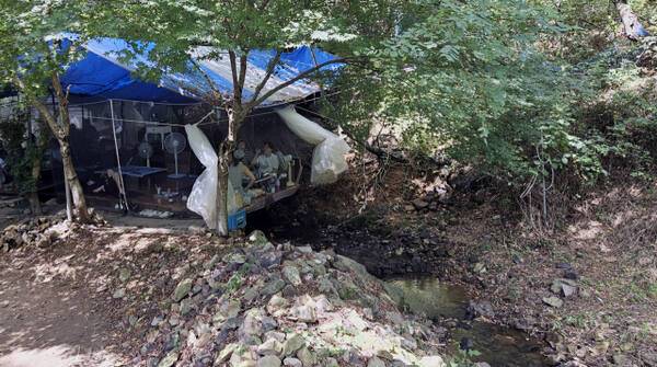 10일 오전 인천 남동구 장수동 거마산에 위치한 한 음식점이 계곡을 사유화해 불법 영업을 하고 있다. 박기웅기자