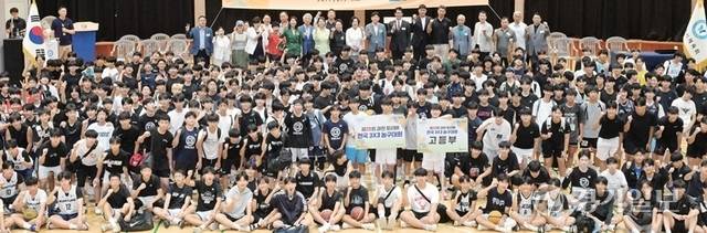 제20회 과천 토리배 3x3 농구대회가 9일부터 이틀간 과천시민회관 대체육관 등지에서 178개팀 1천여명의 선수가 참가한 가운데 성황리에 열렸다. 개회식에 참석한 신계용 과천시장, 하영주 과천시의회 의장, 김영진 경기일보 상무이사, 정정균 과천시체육회장, 진형석 과천시농구협회장 등 내빈과 선수들이 파이팅을 외치고 있다. 윤원규·홍기웅기자
