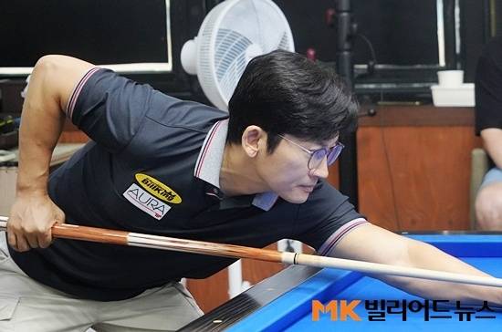 V.O.S 출신 가수 박지헌도 평소 갈고 닦은 당구실력을 선보였다.