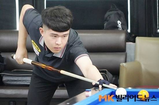 장래가 촉망되는 ‘10대 유망주’ 김도현이 빌킹스타즈 평가전에서 샷을 준비하고 있다.