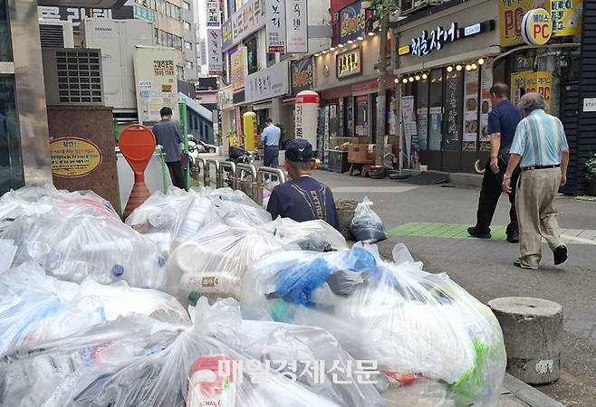 지난 8일 오후 서울 영등포구 영등포구청 인근 먹자골목에 행인들이 오가고 있다. 자영업 폐업이 증가하면서 음식물쓰레기는 줄고 가계 철거시 나오는 생활 폐기물은 증가한 것으로 조사됐다. [이승환기자]