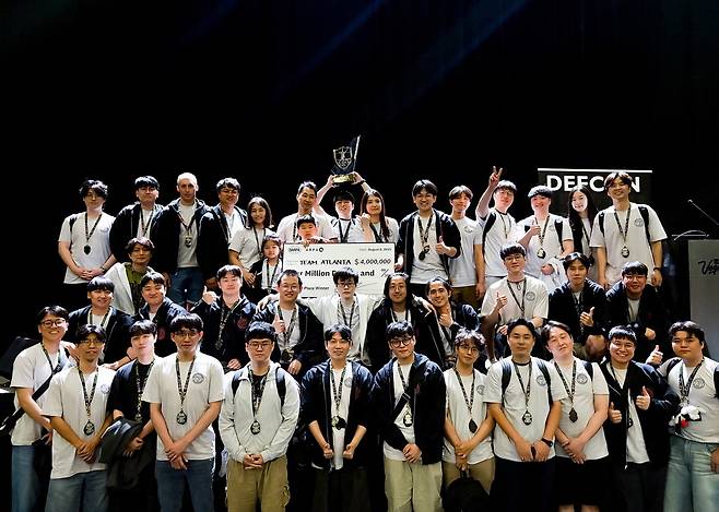 김태수 삼성리서치 상무(맨 뒷줄 왼쪽 여섯째)이 이끈 '팀 애틀랜타'가 'AI 사이버 챌린지' 우승 기념 사진을 찍고 있다.   삼성전자