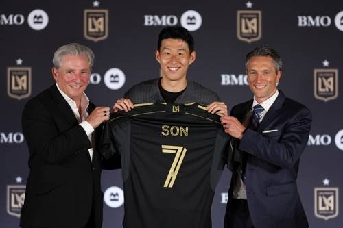 손흥민이 지난 8월 6일(현지 시간) 미국 로스앤젤레스(LA) BMO 스타디움에서 열린 LA FC 입단 기자회견에서 유니폼을 들고 기념촬영을 하고 있다. (LA FC 제공)