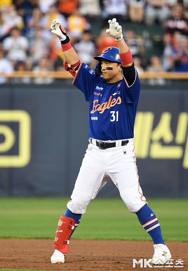 10일 오후 서울 잠실야구장에서 ‘2025 KBO리그’ 한화 이글스와 LG 트윈스의 경기가 열렸다. 5회초 1사 2루에서 적시타 날린 한화 손아섭. 사진(잠실 서울)=천정환 기자