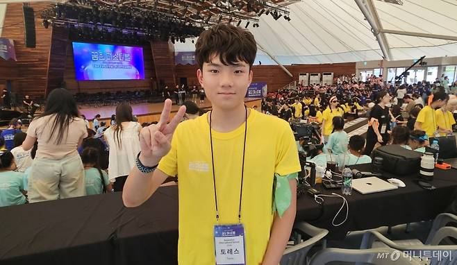 지난 7일 강원도 평창 알펜시아리조트에서 열린 '꿈의 페스티벌'에 참가한 말레이시아 국적의 토레스군(15)이 포즈를 취하고 있다. / 사진 = 오진영 기자