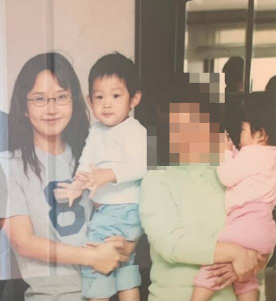 배우 고 최진실이 아들 최환희를 안은 채 미소 짓고 있다. /사진=최준희 SNS 갈무