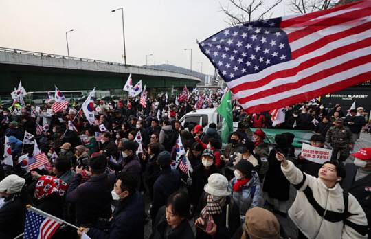 법원이 윤석열 당시 대통령의 구속 취소 청구를 받아들인 지난 3월 7일 서울 용산구 한남동 대통령 관저 인근에서 지지자들이 윤 대통령을 기다리고 있다. 연합뉴스