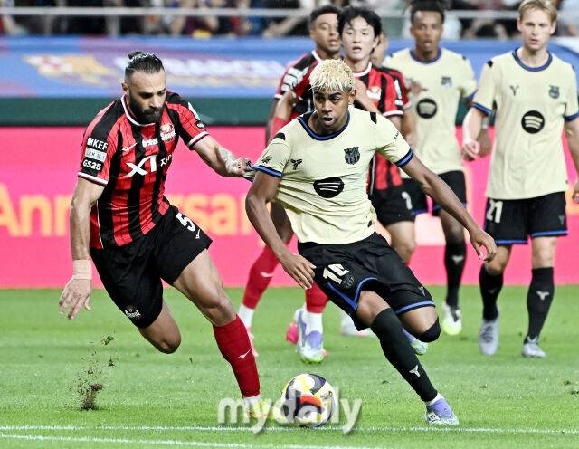 FC바르셀로나 라민 야말이 31일 오후 서울 상암동 서울월드컵경기장에서 진행된 'FC 바르셀로나 2025 아시아투어 에디션' FC바르셀로나와 FC서울의 경기에서 돌파를 하고 있다.