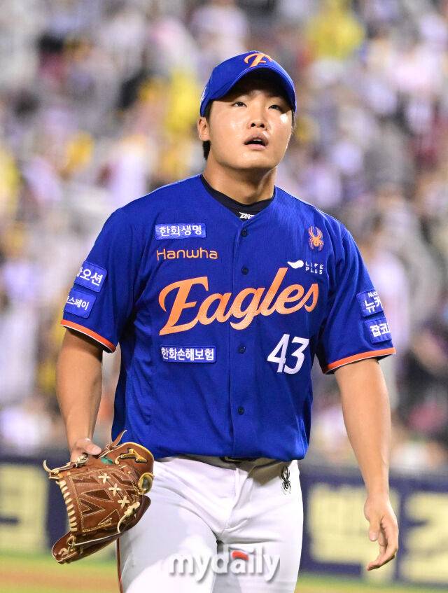 2025년 8월 9일 오후 서울 잠실구장에서 열린 '2025 신한 SOL뱅크 KBO 리그' 한화 이글스와 LG 트윈스의 경기. 한화 정우주가 7회말 1사 2.3루서 구원등판해 무실점으로 막은 뒤 더그아웃으로 들어가고 있다./잠실 = 유진형 기자
