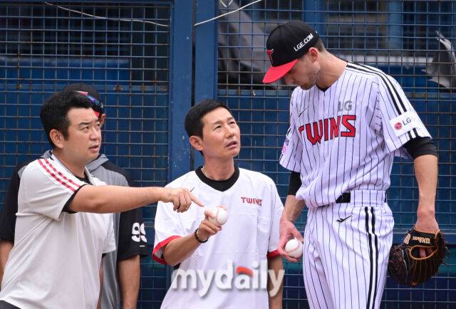 2025년 8월 9일 오후 서울 잠실구장에서 열린 '2025 신한 SOL뱅크 KBO 리그' 한화 이글스와 LG 트윈스의 경기. LG 염경엽 감독이 새로운 외국인 투수 톨허스트의 불펜 피칭을 본 뒤 조언하고 있다./잠실 = 유진형 기자