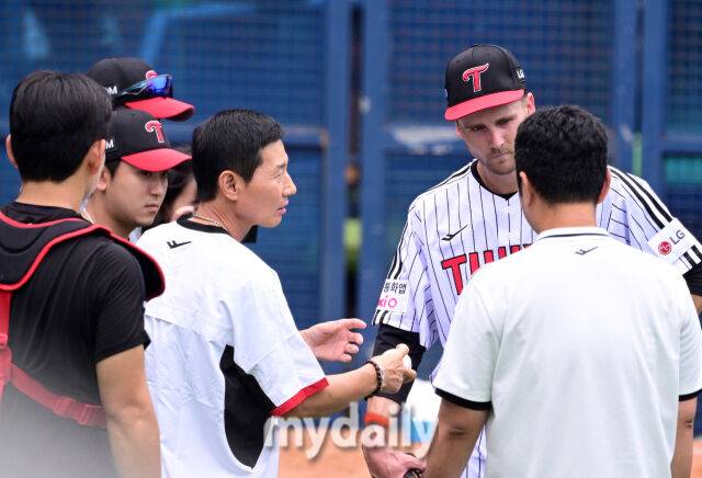 2025년 8월 9일 오후 서울 잠실구장에서 열린 '2025 신한 SOL뱅크 KBO 리그' 한화 이글스와 LG 트윈스의 경기. LG 염경엽 감독이 새로운 외국인 투수 톨허스트의 불펜 피칭을 본 뒤 조언하고 있다./잠실 = 유진형 기자