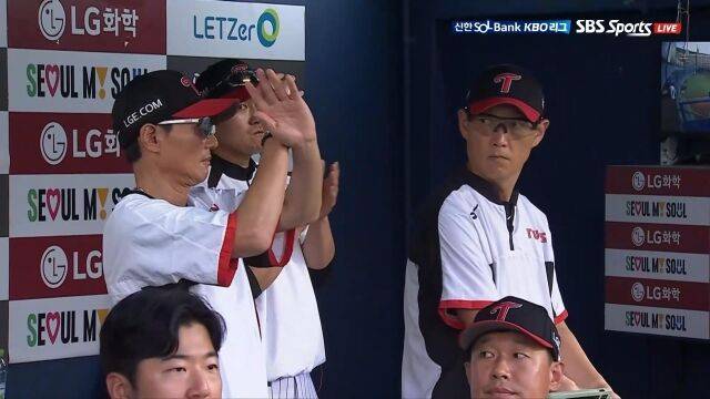 LG 염경엽 감독이 X자 표시를 그리고 있다./티빙 캡처