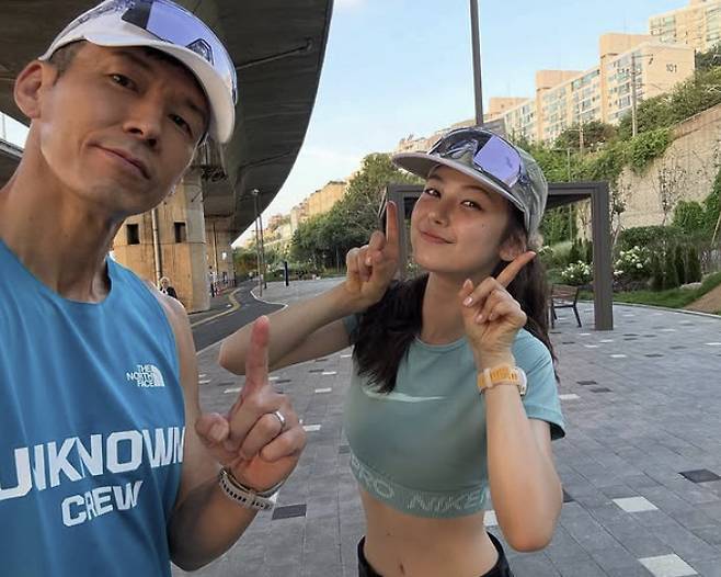 왼쪽부터 션 다니엘/션 계정 캡처