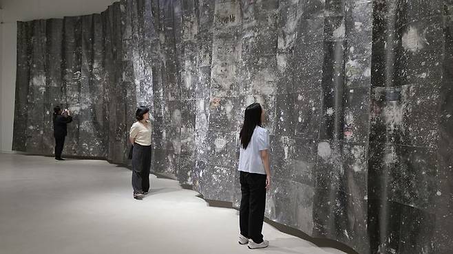 [사진=박현주 미술전문기자] 2전시실에 선보인 연필로 뒤덮은 신문 수백장을 커튼처럼 이어 붙인 수미 카나자와(Sumi Kanazawa)의 신문지 위의 드로잉.  *재판매 및 DB 금지