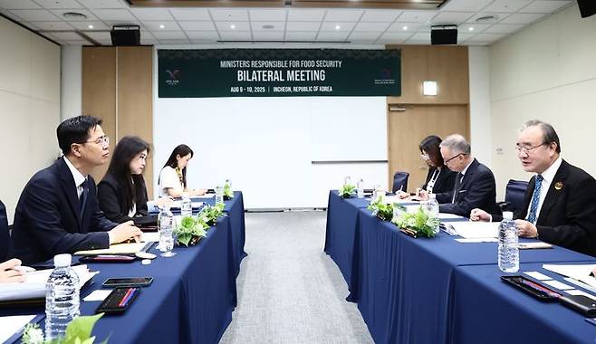 [영종도=뉴시스] 농림축산식품부는 지난 9일부터 이틀간 인천에서 열린 아시아태평양경제협력체(APEC) 식량안보 장관회의를 계기로 캐나다·뉴질랜드·대만·필리핀·미국 등 회원국 고위 인사들과 잇따라 면담을 갖고 농업 협력 확대 방안을 논의했다고 10일 밝혔다. 사진은 한국 대표단이 이날 후 종이(Hu, Jong-I) 대만 농업부 차관 등과 면담을 진행하고 있는 모습.  (사진=농식품부 제공) 2025.08.10. photo@newsis.com *재판매 및 DB 금지
