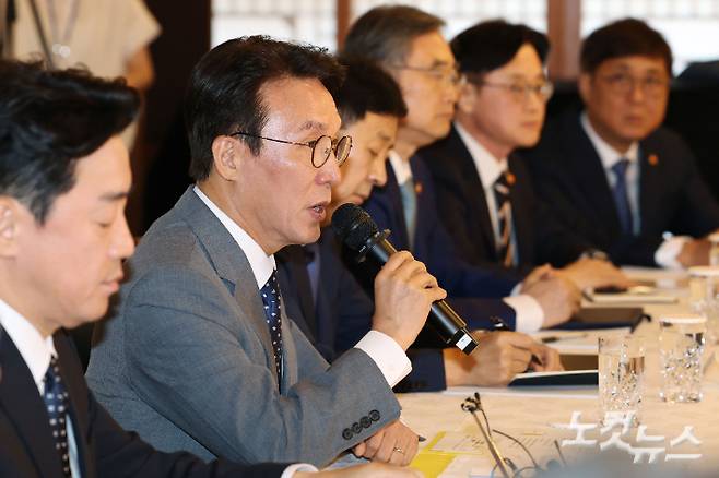 김민석 국무총리가 10일 오후 서울 종로구 삼청동 총리공관에서 열린 고위당정협의회에 참석해 모두발언을 하고 있다. 류영주 기자