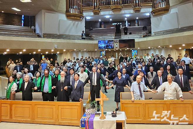 한반도 평화통일 공동기도주일 연합예배 참가자들이 예배 후 손을 맞잡고 다함께 '우리의 소원은 통일' 노래를 부르고 있다.