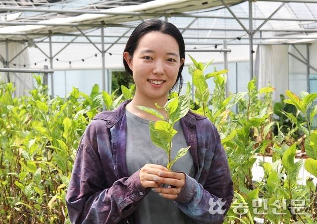 박하연씨가 자신이 직접 재배한 쪽을 들어 보이고 있다.