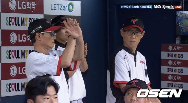 염경엽 LG 감독이 9일 잠실구장에서 열린 한화와 경기에서 6-0으로 앞선 3회말 1사 1루에서 두 팔로 ‘X’자 표시를 만들며 도루를 하지 말라고 지시했다.&nbsp;/ 티빙 중계 화면