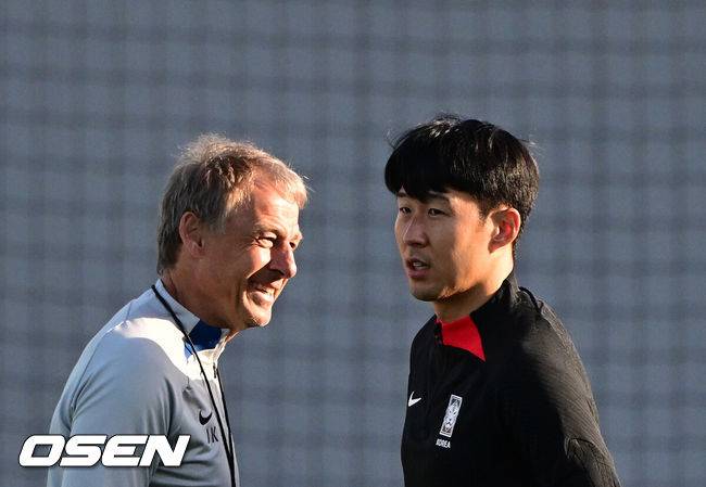 [OSEN=도하(카타르), 지형준 기자] 2023 아시아축구연맹(AFC) 카타르 아시안컵 4강 요르단전을 앞둔 대한민국 축구대표팀이 4일(현지시간) 카타르 도하 알 에글라 트레이닝 센터에서 훈련을 가졌다.클린스만 감독과 손흥민이 훈련에 앞서 이야기를 나누고 있다. 2024.02.04 / jpnews.osen.co.kr